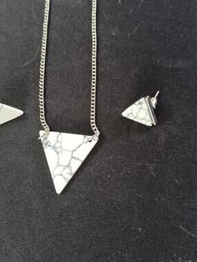 White and black necklace and earrings